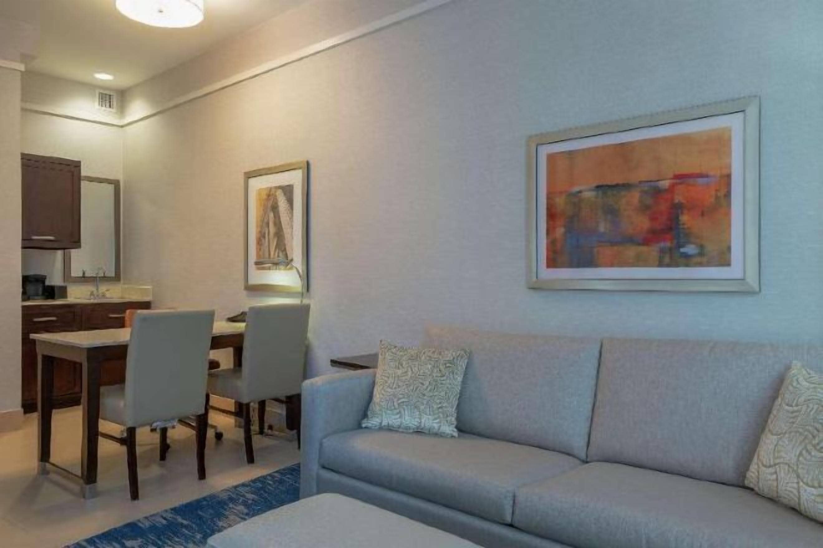 客廳 | 55 吋平面電視連有線電視頻道、電視、收費電影