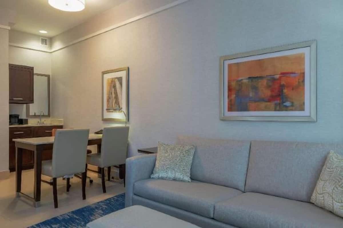 Wohnbereich | 55-Zoll-Flachbildfernseher mit Kabelempfang, Fernseher, Pay-TV