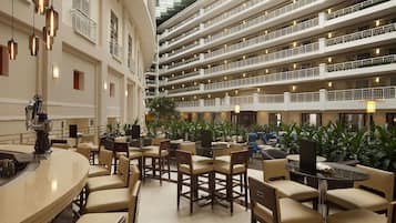 Se sirven comidas, cenas y cocina mediterránea