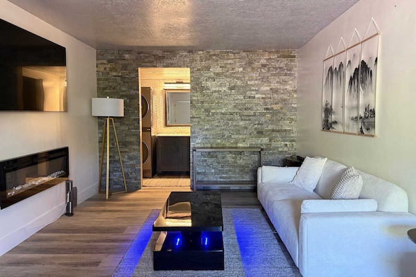 Classic Suite, 1 Katil Ratu (Queen) | Ruang tamu | 65 inci sebuah televisyen pintar dengan kabel