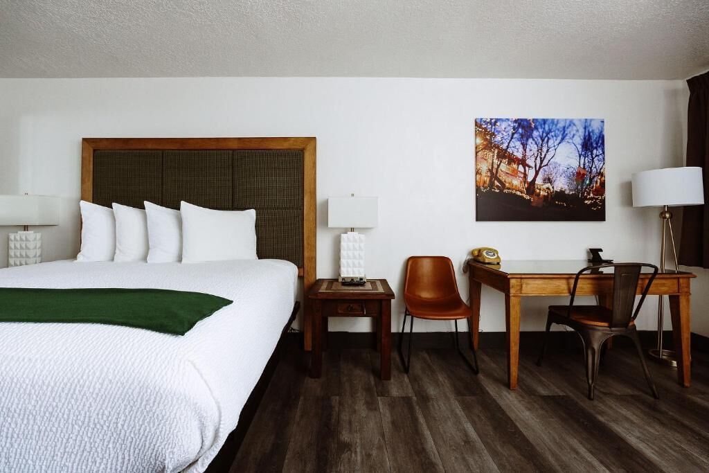 Deluxe Room, 1 King Bed, Non Smoking | Premium bedding, down duvets, individually furnished, desk