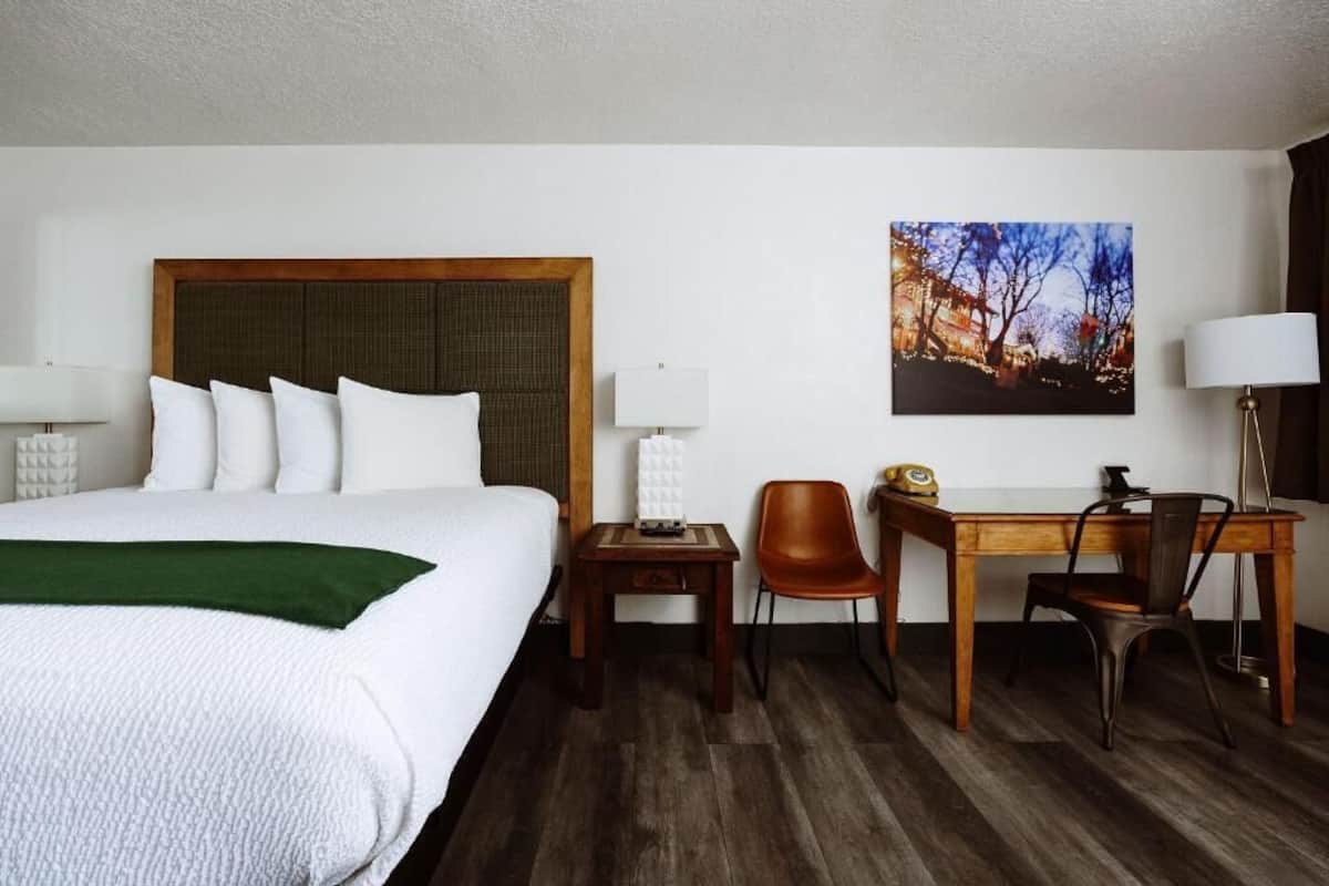 Ropa de cama de alta calidad, cubrecamas y muebles diferentes