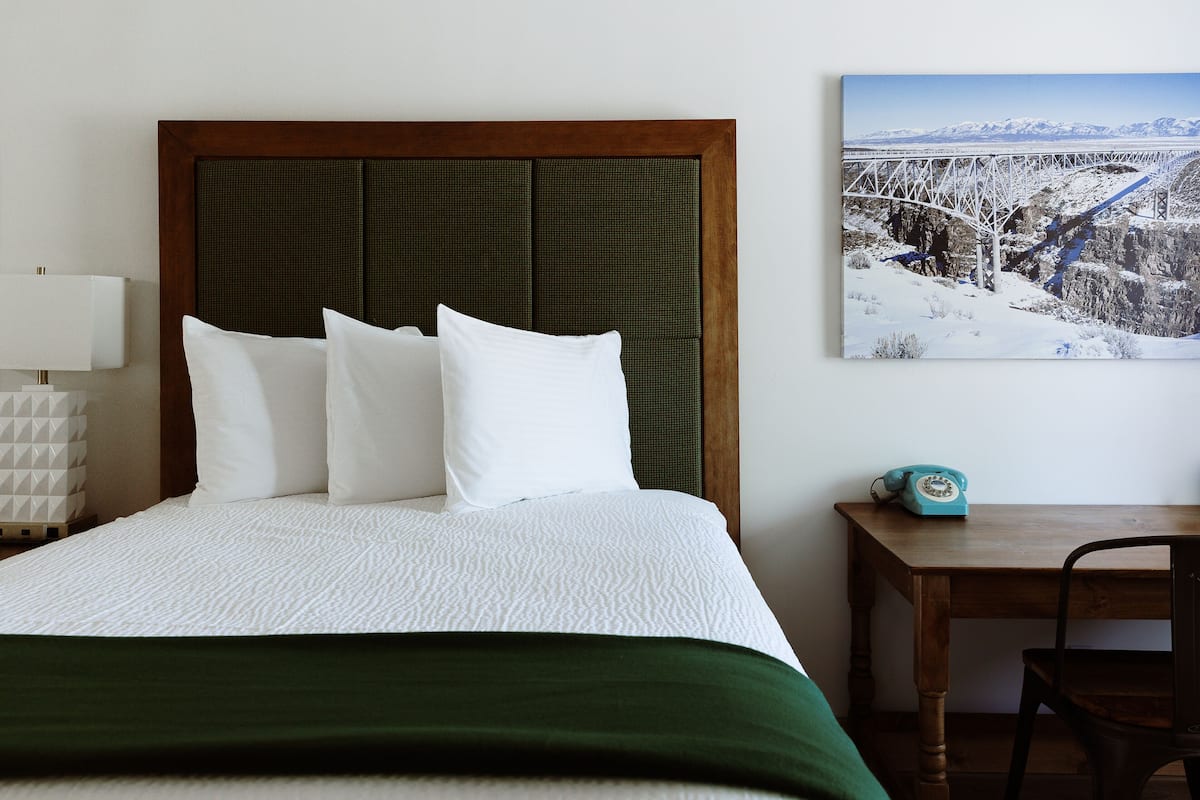 Habitación Deluxe (Non-Pet Friendly) | 1 habitación, ropa de cama de alta calidad y edredón