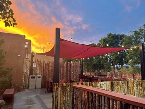 BBQ/picnic area - Taos Valley Lodge (Taos)