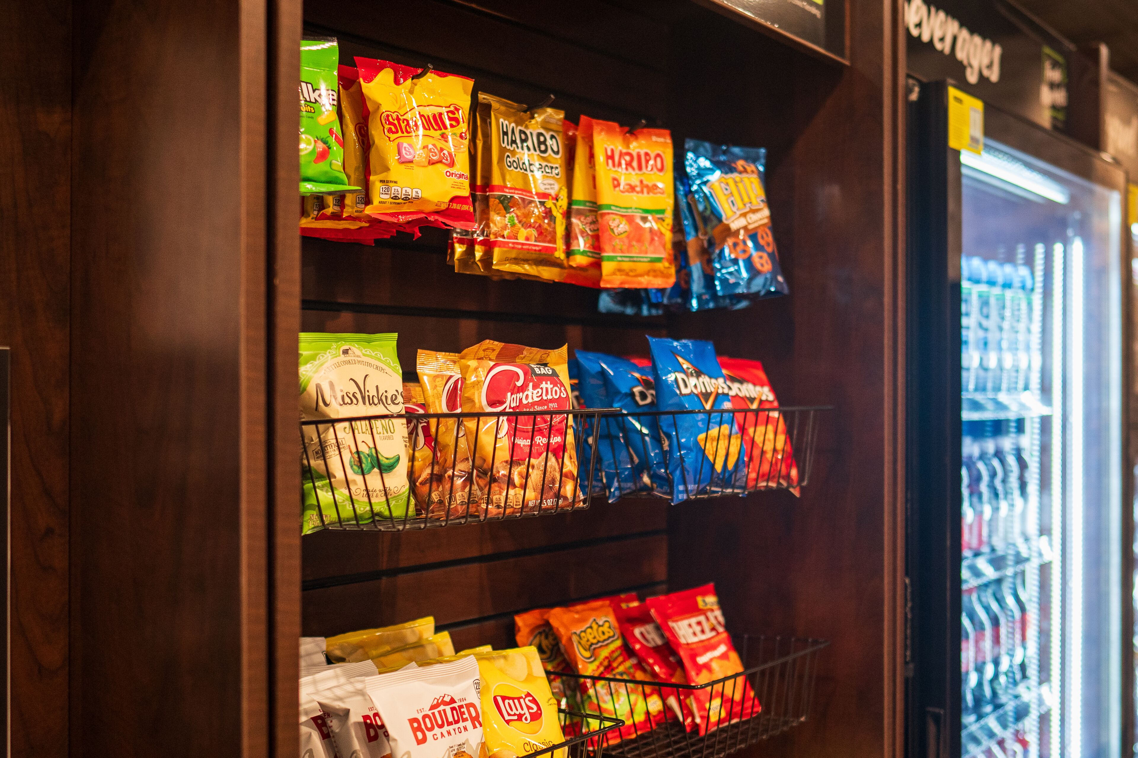 Een automaat met diverse merken chips en snacks.