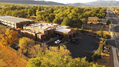 Boendets fasad. Taos Valley Lodge