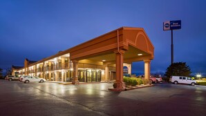 A hotel with a covered entrance, multiple rooms, and a parking lot. - Best Western Coachlight (Rolla)