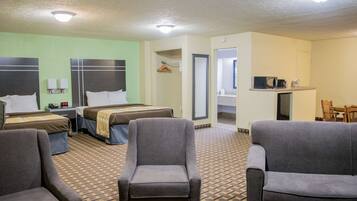 Chambre Standard, 2 grands lits, non-fumeurs (Third bed is a Sofabed) | Coffres-forts dans les chambres, bureau