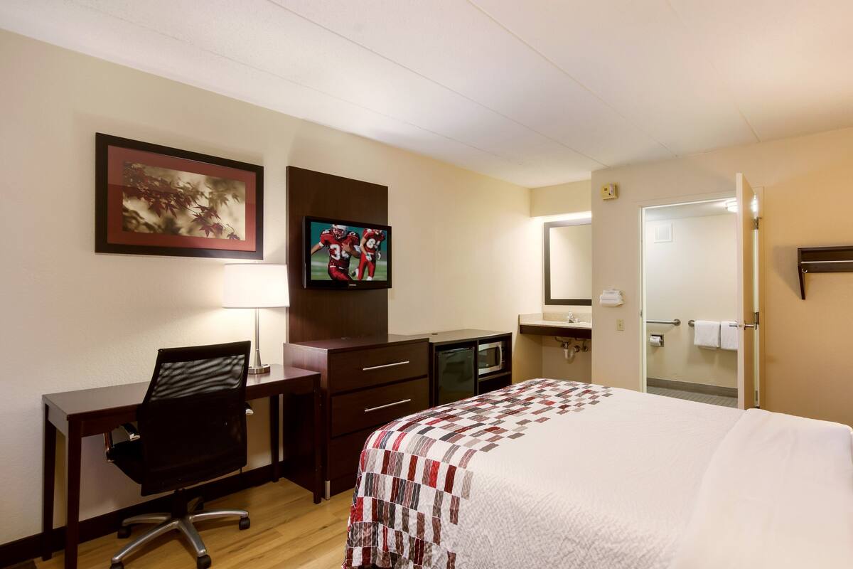 deluxe room, 1 queen bed, accessible, non smoking | desk, laptop workspace, blackout curtains, free cots/infant beds