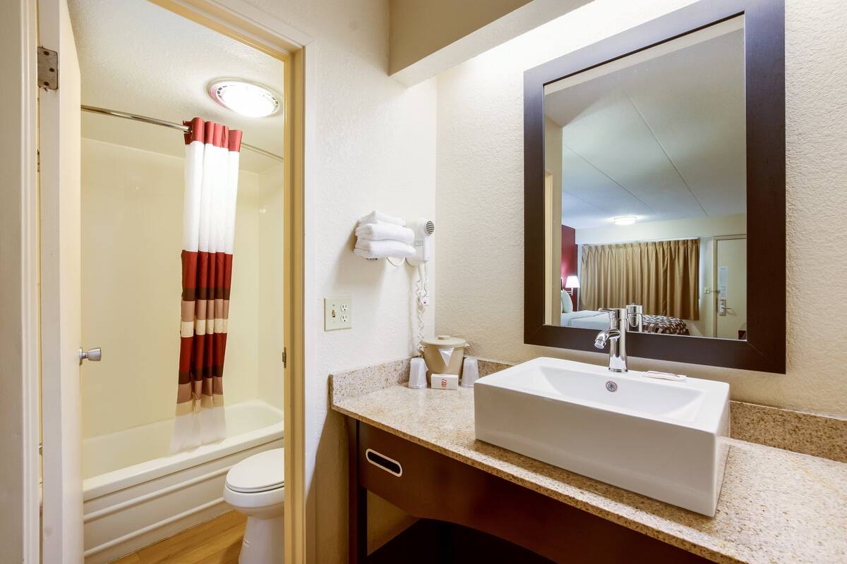 superior room, 1 king bed, non smoking | bathroom | free toiletries, towels, soap, shampoo