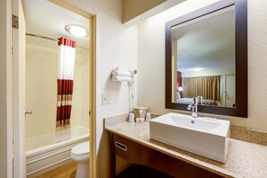 Superior Room, 1 King Bed, Non Smoking | Bathroom | Free toiletries, towels, soap, shampoo