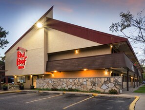 A building with a stone facade, a red roof, and a sign that reads 'Red Roof Inn.' - Red Roof Inn Grand Rapids Airport (Grand Rapids)