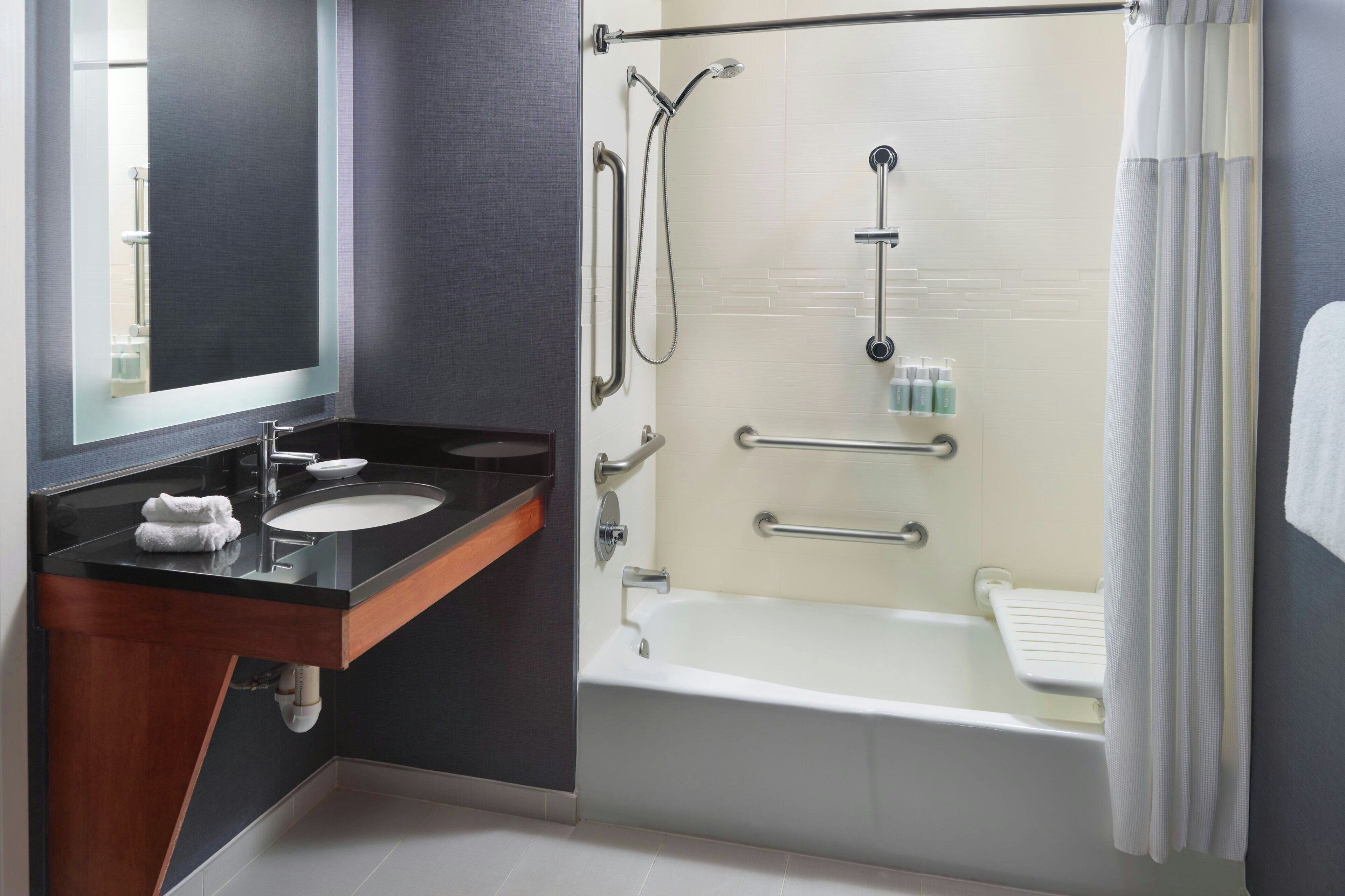 studio, non smoking | bathroom | combined shower/bathtub, free toiletries, hair dryer, towels