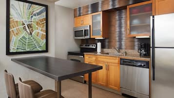 Full-sized fridge, microwave, oven, stovetop