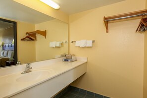 Rom – standard, 1 kingsize-seng | Vask på badet