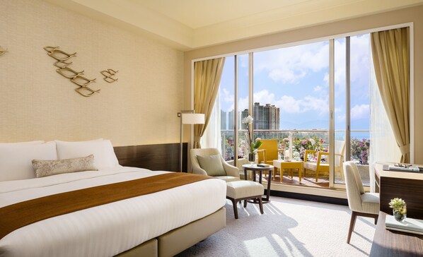 Deluxe Room, 1 King Bed, Balcony, Sea View | Minibar, in-room safe, individually decorated, individually furnished