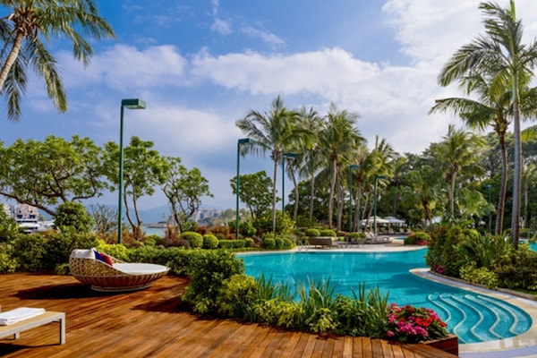 2 outdoor pools, sun loungers