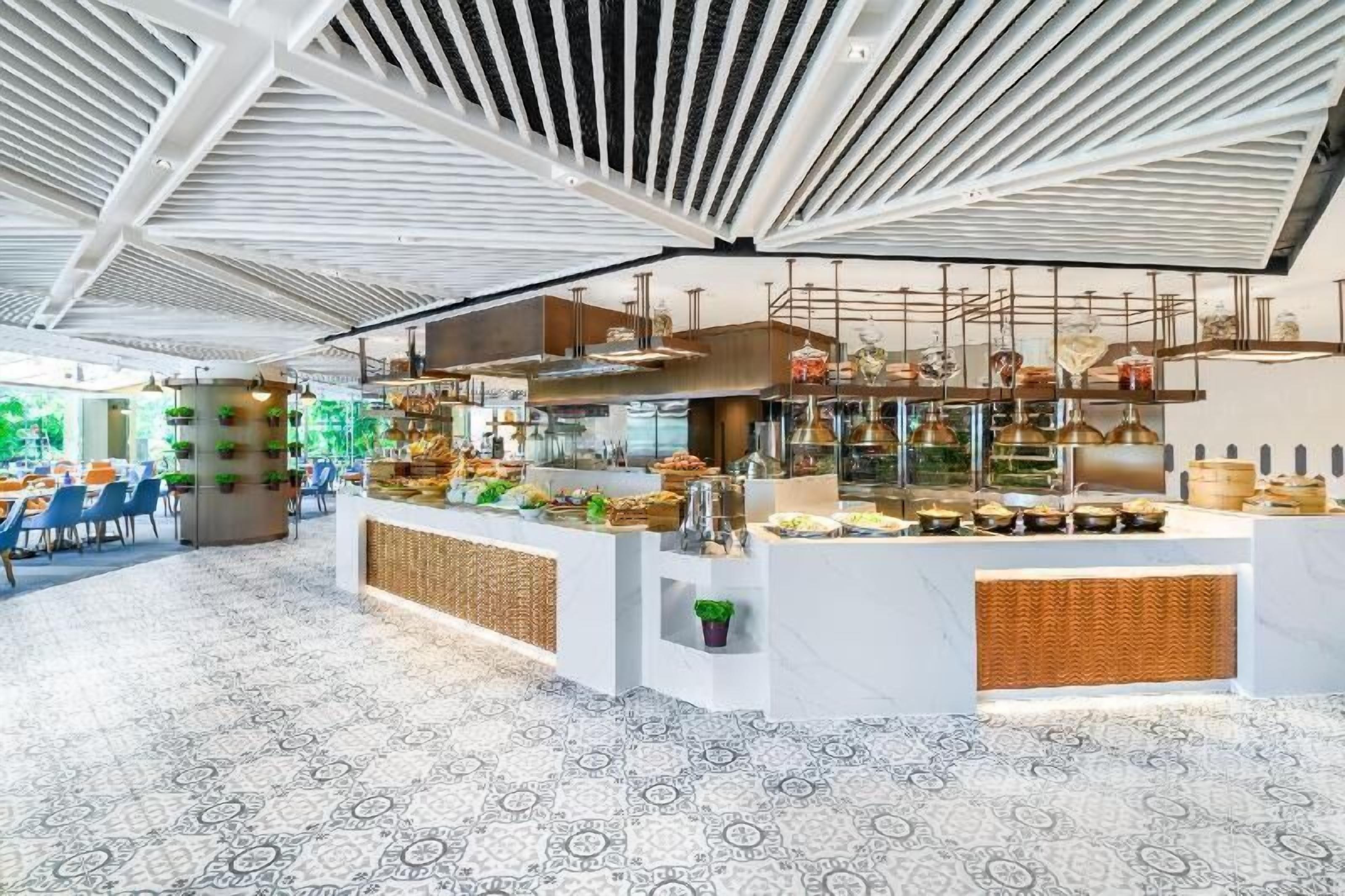 用餐 | 5 间餐厅，供应早餐、午餐、晚餐和早午餐