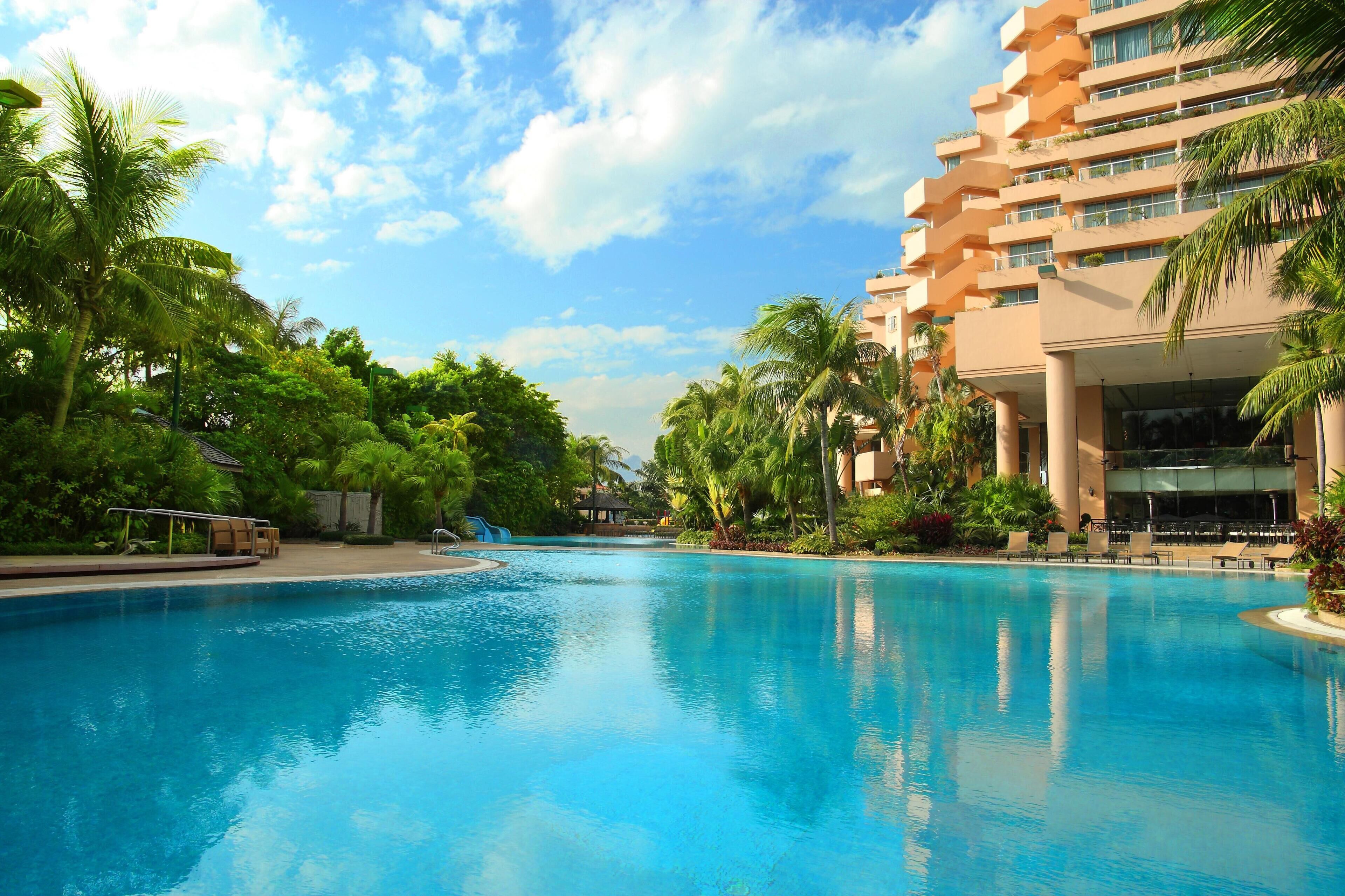 2 室外游泳池，日光浴躺椅