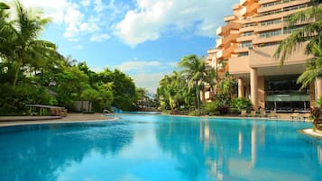 2 piscine all'aperto, lettini