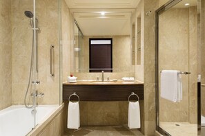 In-room safe, individually decorated, individually furnished, desk - Hong Kong Gold Coast Hotel (Tuen Mun)
