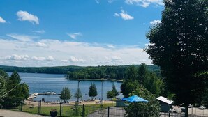 Ein Swimmingpool mit Blick auf einen See und ferne Hügel.