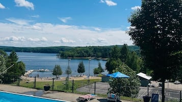 Innenpool, Außenpool (je nach Saison geöffnet), Sonnenschirme