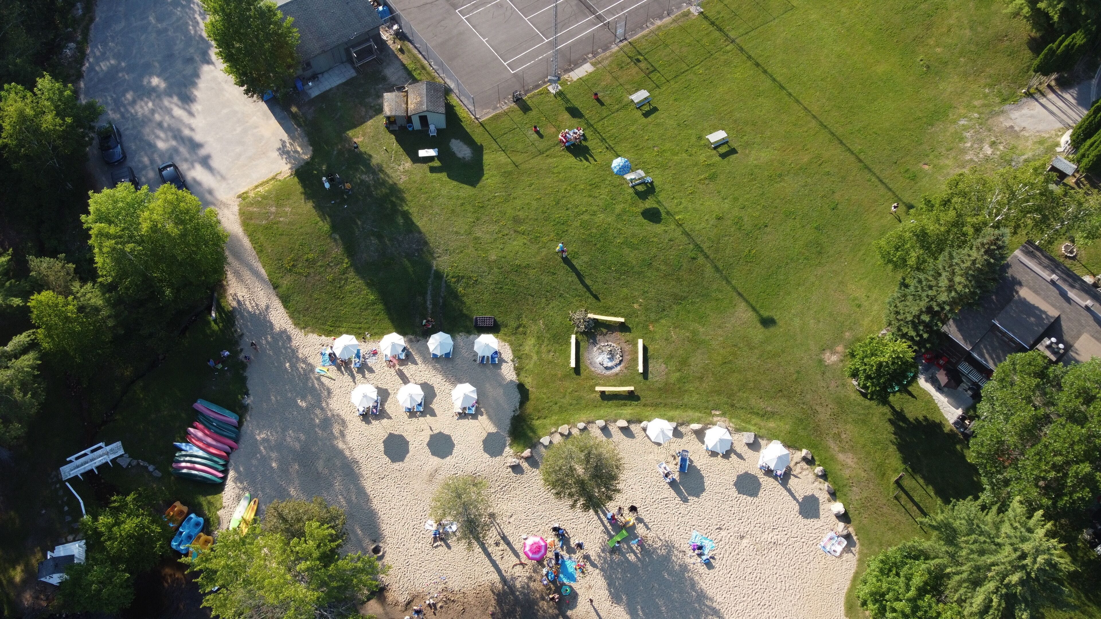 Ein Luftbild eines Parks mit Sandbereich, Rasenflächen und einem Parkplatz.