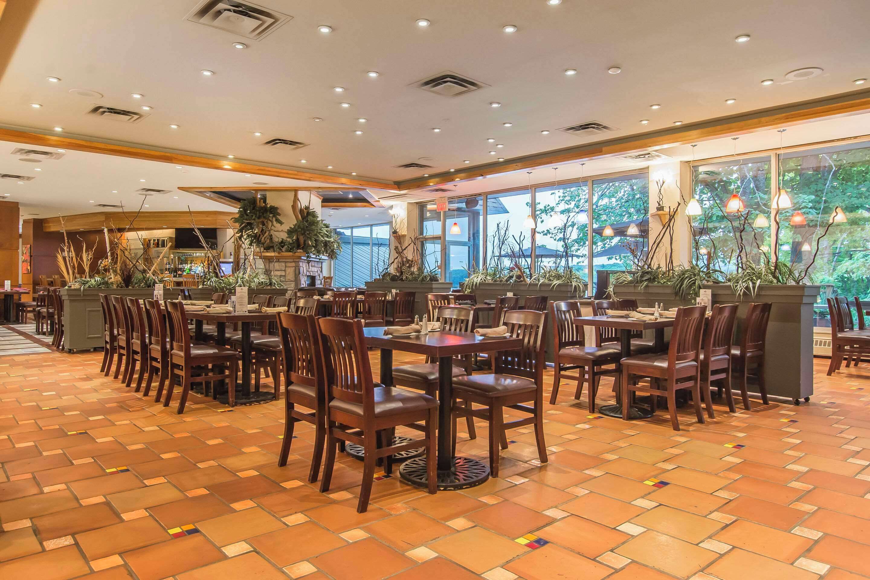 供应早餐、午餐和晚餐