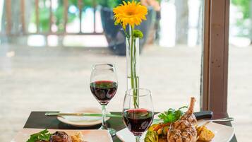 Se sirven desayunos, comidas y cenas