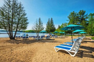 Plage privée, sable blanc, chaises longues, parasols