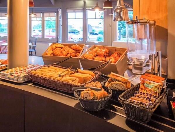 Desayuno buffet (EUR 12.90 por persona) 