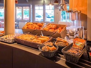 Daily buffet breakfast (EUR 12.90 per person)
