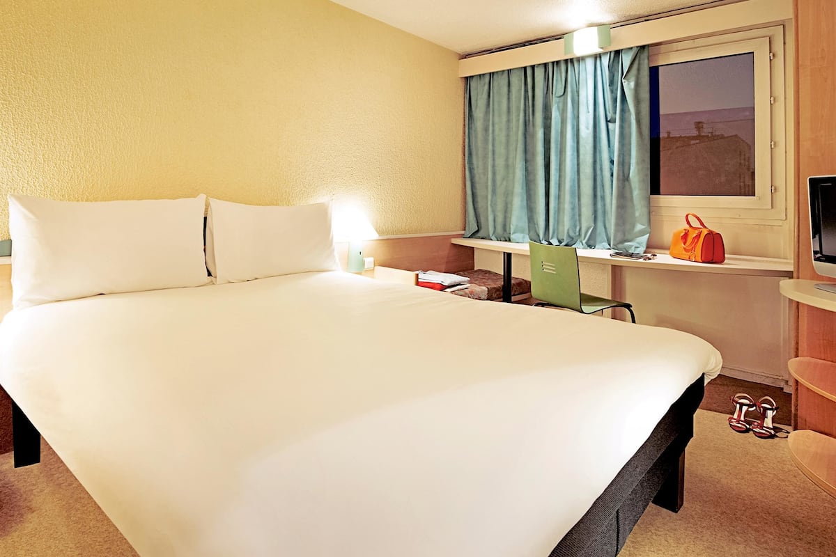 premium bedding, in-room safe, individually decorated