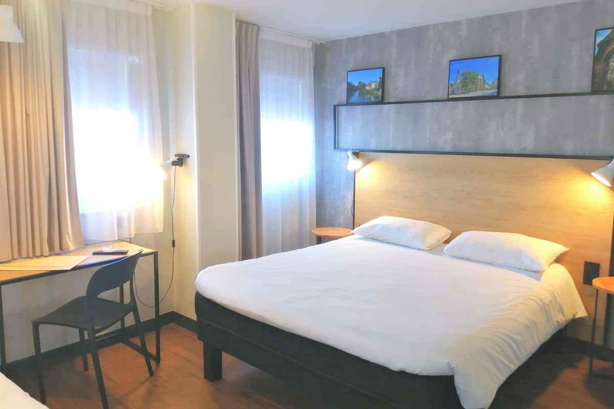 Standardrum - flera sängar | Sängtillbehör av högsta kvalitet och värdeförvaringsskåp på rummet