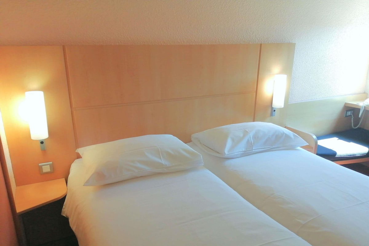 Standardrum - 2 enkelsängar | Sängtillbehör av högsta kvalitet och värdeförvaringsskåp på rummet