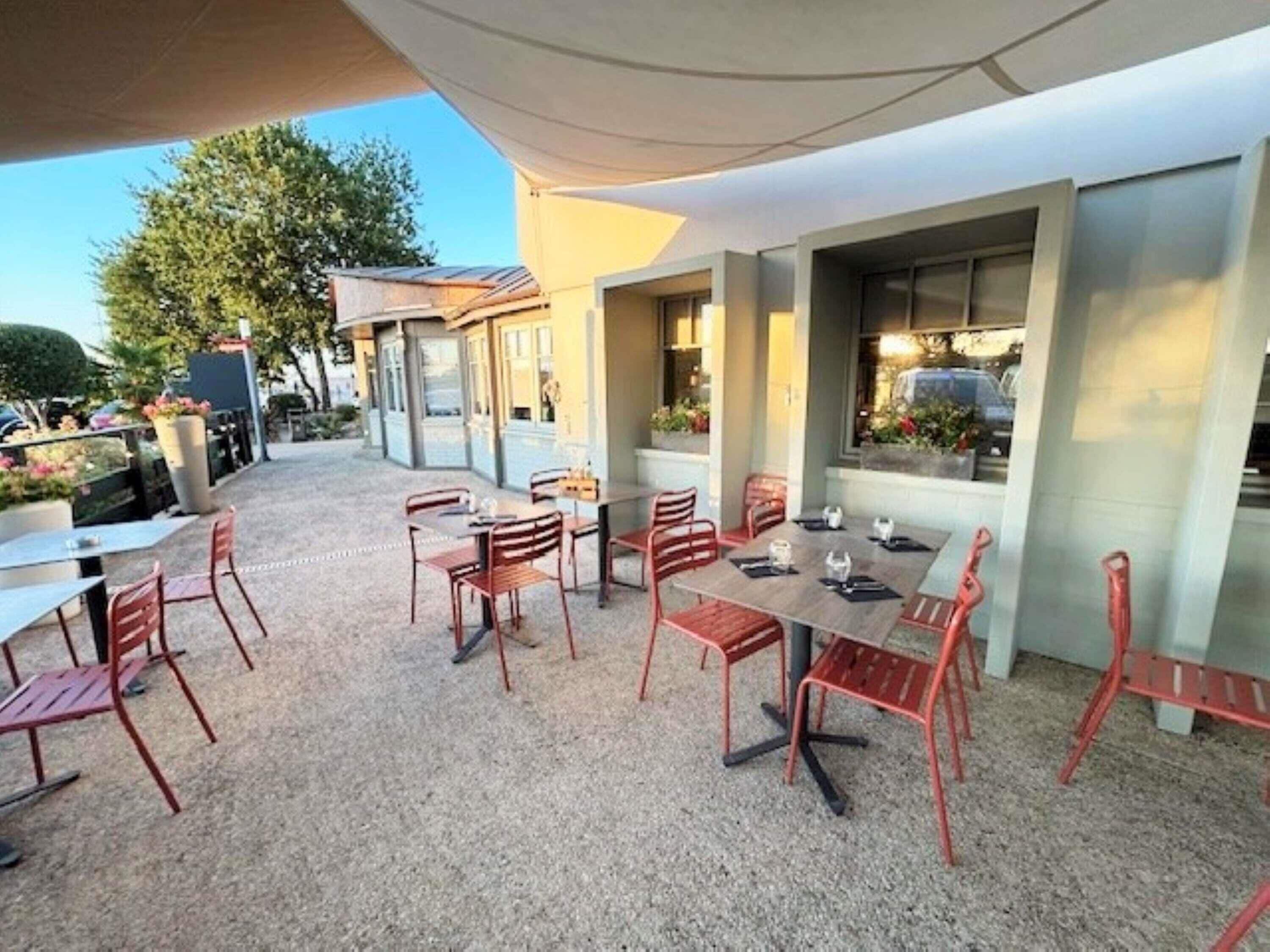 Déjeuner et dîner servis sur place