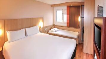 Ropa de cama de alta calidad y caja de seguridad en la habitación