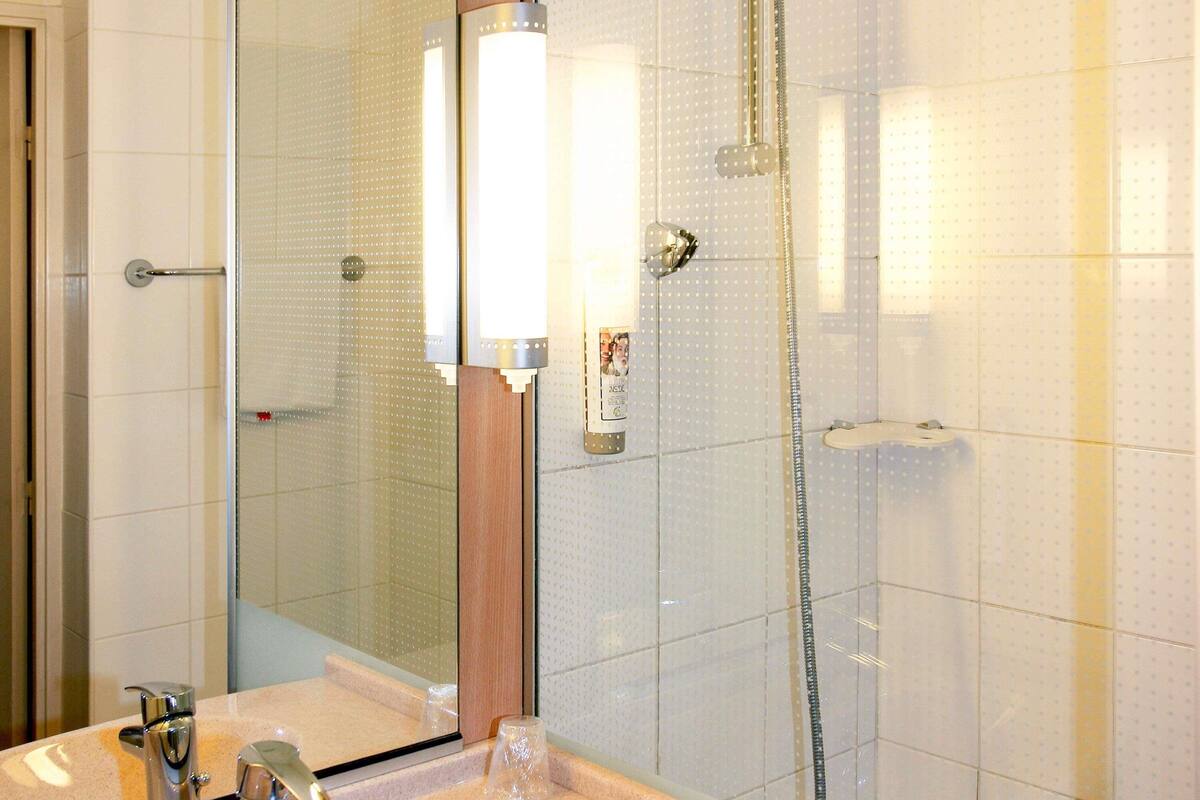 premium bedding, in-room safe, individually decorated