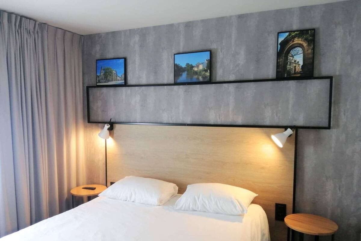 Habitación, varias camas | Ropa de cama de alta calidad y caja de seguridad en la habitación