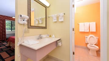 Tina con regadera, amenidades de baño gratuitas, secadora de cabello