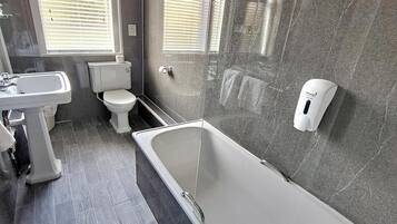 Doppia Superior | Bagno | Combinazione doccia/vasca, asciugacapelli, asciugamani, sapone