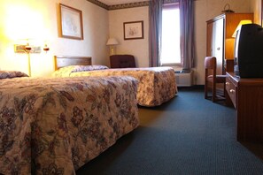 Individually decorated, individually furnished, desk, blackout drapes - State Line Inn (Hagerstown)