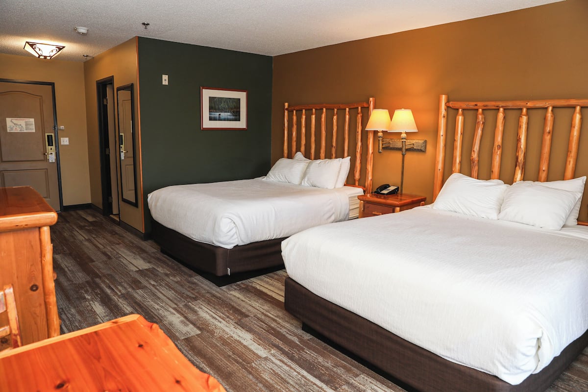 Colchones con pillow-top, escritorio y tabla de planchar con plancha