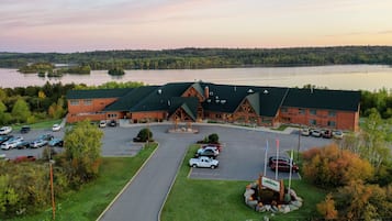 Voorkant accommodatie - avond/nacht