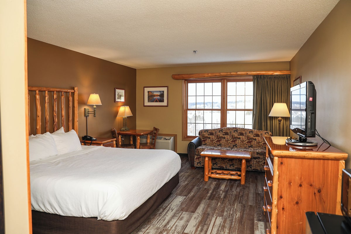 Colchones con pillow-top, escritorio y tabla de planchar con plancha