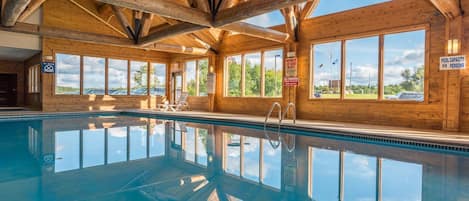 Indoor pool, sun loungers