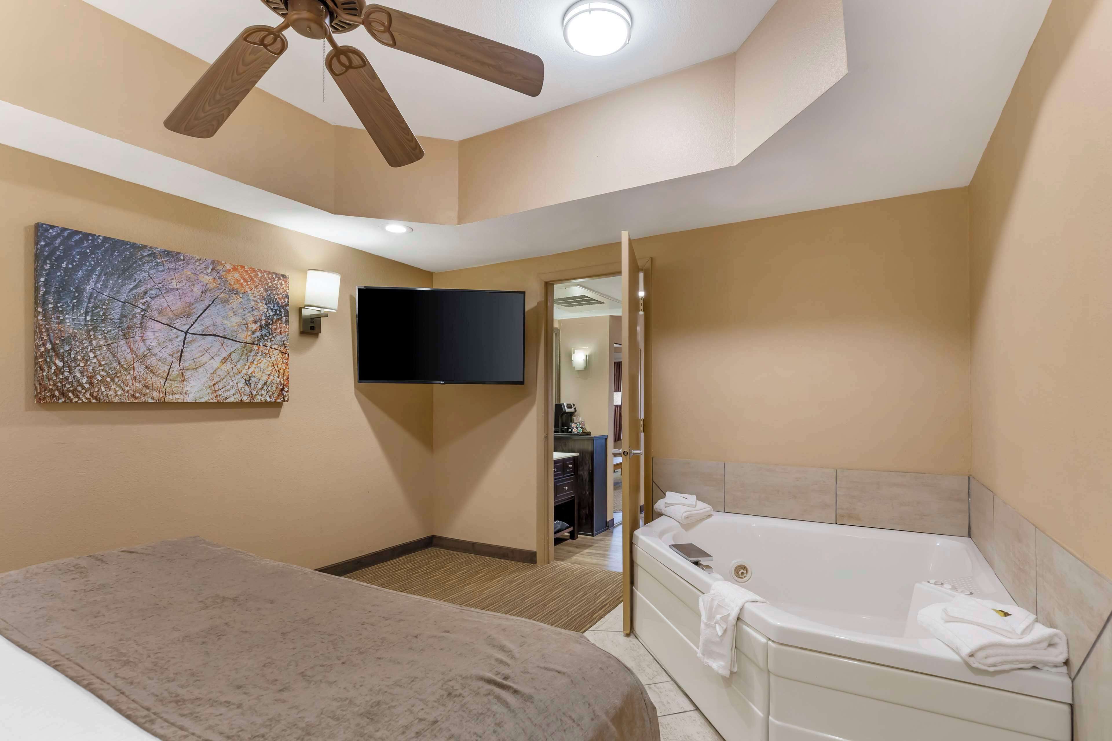 suite, 1 king bed, non smoking, jetted tub (with sofabed) | individually decorated, individually furnished, desk, laptop workspace