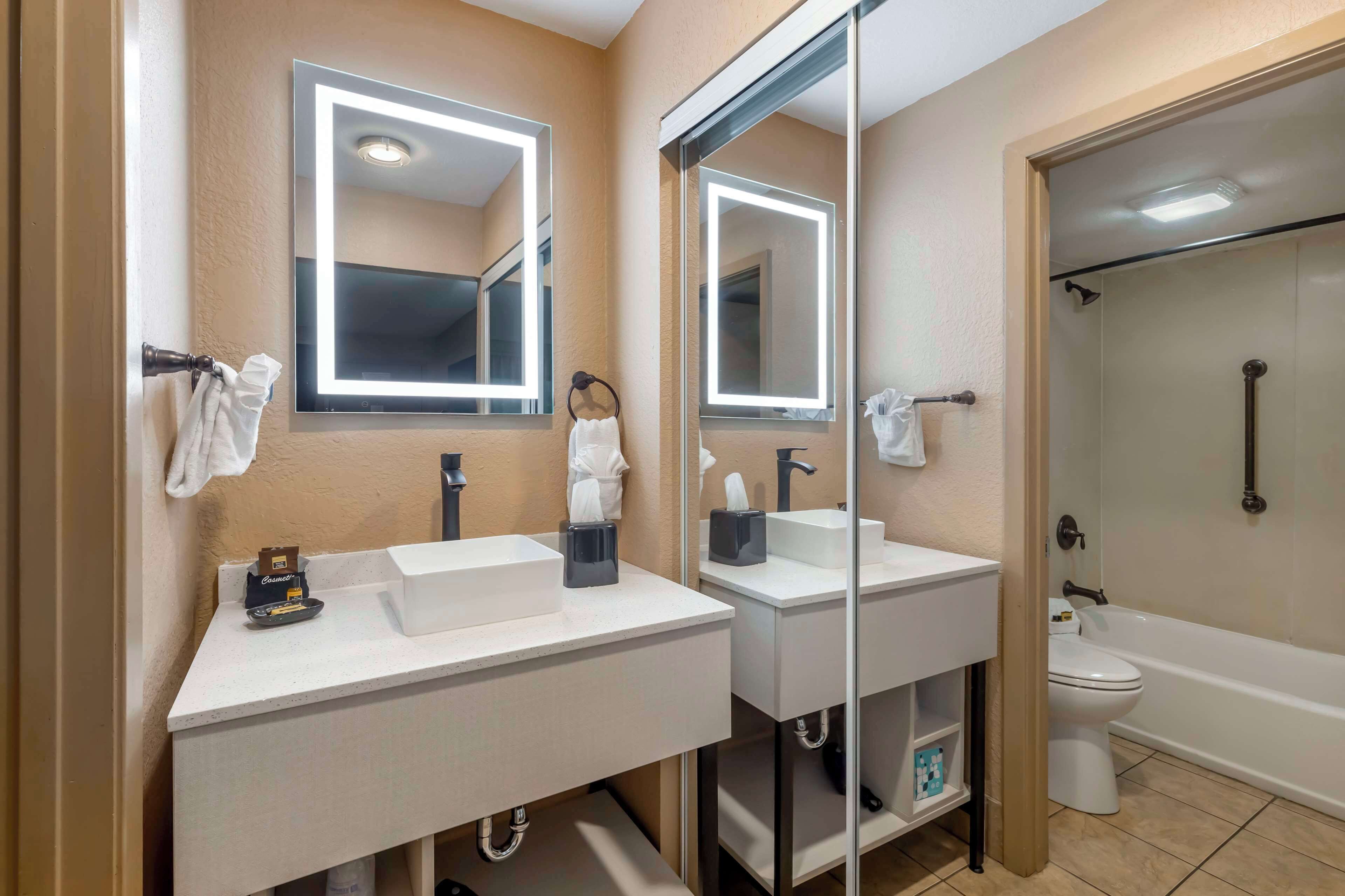 standard room, 1 queen bed, non smoking, refrigerator | bathroom | combined shower/bathtub, free toiletries, hair dryer, towels