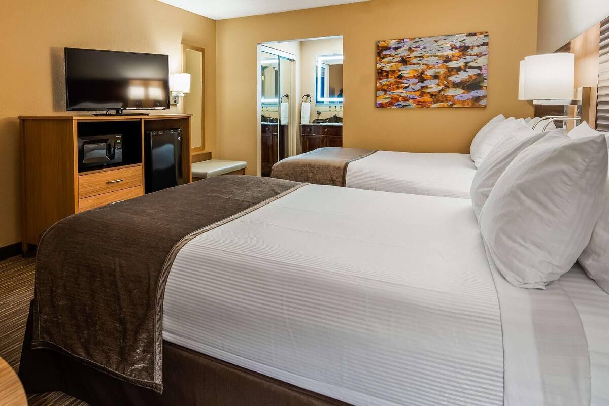 特色装修、特色家居、办公桌、笔记本电脑工作区